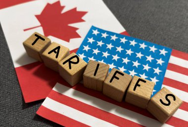 Birleşik Devletler ve Kanada arasındaki gümrük vergileri. ABD ve Kanada bayrakları ve kelime tarifeli ahşap küpler. - Evet. Yüksek kalite fotoğraf