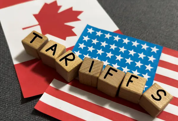 Birleşik Devletler ve Kanada arasındaki gümrük vergileri. ABD ve Kanada bayrakları ve kelime tarifeli ahşap küpler. - Evet. Yüksek kalite fotoğraf