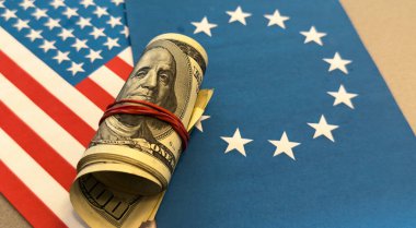 Avrupa bayrağı geçmişinde Amerikan dolarlarıyla döviz değişimi. Yüksek kalite fotoğraf