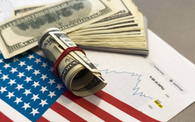 Azalan bir grafiğin arka planına karşı Amerikan doları. Amerikan ekonomisi. Amerika 'daki ekonomik kriz. Kârda azalma. Durgunluk. Yüksek kalite fotoğraf