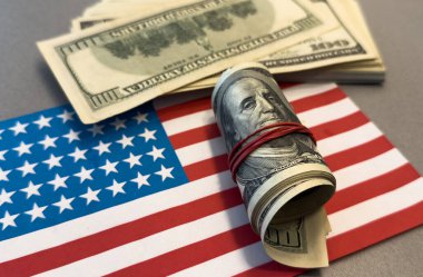 Amerikan parası. Dünya ekonomik krizi. Döviz bürosu. Beslendim. Amerikan bayrağına 100 dolar. Yüksek kalite fotoğraf