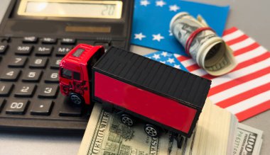 ABD ve Avrupa Birliği 'nin oyuncak arabaları ve bayrakları. Yüksek kalite fotoğraf