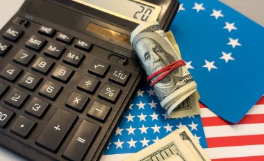 ABD ve Avrupa Birliği 'nin oyuncak arabaları ve bayrakları. Yüksek kalite fotoğraf