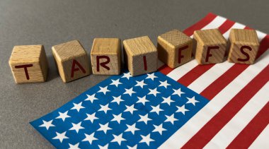 Amerika Birleşik Devletleri bayrağıyla ithalat ticaret vergileri konsepti artırıyor. Ticaret savaşları. Yüksek kalite fotoğraf