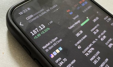 Kyiv, Ukrayna - 20 Mart 2025: Microsoft MSFT borsası. Finansal grafikler, yatırım, dijital bankacılık konsepti fotoğrafı. Elinde borsa uygulaması olan akıllı bir telefon. Yüksek kalite fotoğraf