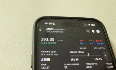 Kyiv, Ukrayna - 20 Mart 2025: Apple borsa uygulamasında yükselen yeşil hisse fiyatlarını gösteriyor. Arka planda, yüksek kaliteli fotoğraf