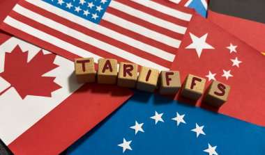 Amerika Birleşik Devletleri bayrağıyla ithalat ticaret vergileri konsepti artırıyor. Ticaret savaşları. Yüksek kalite fotoğraf