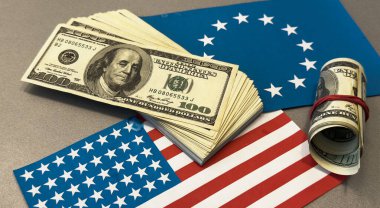 Amerikan bayrağının arka planına karşı sergilenen nakit para. Yüksek kalite fotoğraf