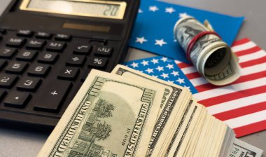 Tahta küplerden, Amerikan ve Çin bayraklarından ve gri masada bozuk paralarla yapılan kelime ticareti savaşları. Yüksek kalite fotoğraf