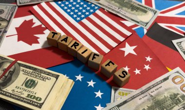 Amerika Birleşik Devletleri bayrağıyla ithalat ticaret vergileri konsepti artırıyor. Ticaret savaşları. Yüksek kalite fotoğraf