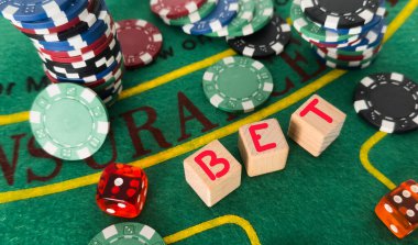 Beyaz arka planda zarların yanında mektuplar ve poker çipleri. İzole edilmiş. Yüksek kalite fotoğraf