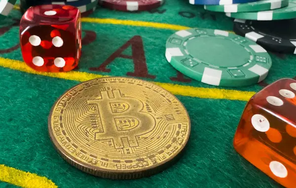 Küçük çaplı kumarhane fişleri ve üzerinde kırmızı elmas as olan altın bitcoin yığınını kapatın. - Evet. Yüksek kalite fotoğraf