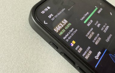 Cep telefonu ekran şirketindeki Tesla logosu hisse senedi borsasında yükseliş veya düşüş - Kyiv, Ukrayna - 20 Mart 2025 Yüksek kalite fotoğraf