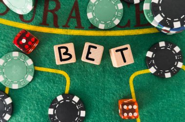 Kumarhane fişleri ve yeşil bir keçeye istiflenmiş zarlar. Yüksek kalite fotoğraf