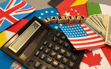 Amerika Birleşik Devletleri bayrağıyla ithalat ticaret vergileri konsepti artırıyor. Ticaret savaşları. Yüksek kalite fotoğraf