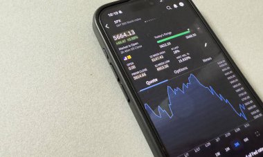 Kyiv, Ukrayna - 20 Mart 2025: Apple borsa uygulamasında yükselen yeşil hisse fiyatlarını gösteriyor. Arka planda, yüksek kaliteli fotoğraf
