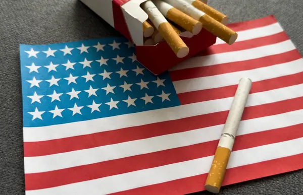 Amerikan bayrağı, dolar ve sigara. Yüksek kalite fotoğraf