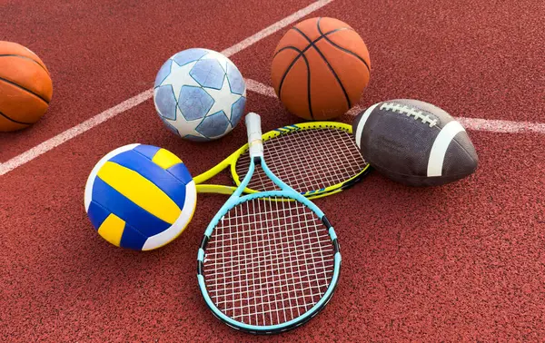 Spor sahasında spor ekipmanları grubu. Yüksek kalite fotoğraf