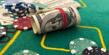 Kumarhanedeki poker fişleri, yağmur parası kazanmak için büyük bir şans. Kumar konsepti. Yüksek kalite fotoğraf