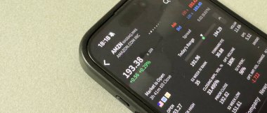 Cep telefonu ekran şirketindeki Tesla logosu hisse senedi borsasında yükseliş veya düşüş - Kyiv, Ukrayna - 20 Mart 2025 Yüksek kalite fotoğraf