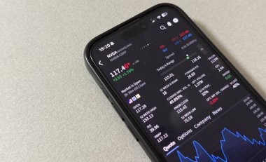 Cep telefonu ekran şirketindeki Tesla logosu hisse senedi borsasında yükseliş veya düşüş - Kyiv, Ukrayna - 20 Mart 2025 Yüksek kalite fotoğraf