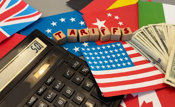 ABD ve Çin bayrakları, dolarlar, tablolar. Yüksek kalite fotoğraf