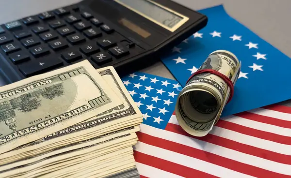 Amerikan Bayrağı 'nın tarifesi. Amerikan hükümetinin yerli sanayiyi korumak için gümrük bariyeri politikası. Yüksek kalite fotoğraf