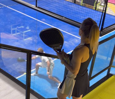  Bayan Padel oyuncusu maç sırasında kapalı sahada raket tutuyor. Padel. Yüksek kalite fotoğraf