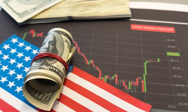 Azalan bir grafiğin arka planına karşı Amerikan doları. Amerikan ekonomisi. Amerika 'daki ekonomik kriz. Kârda azalma. Durgunluk. Yüksek kalite fotoğraf