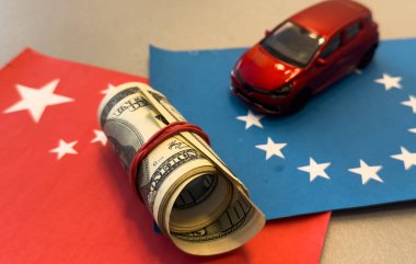 Çin bayrağı ve ABD bayrağı her ikisi de dokulardan yapılmıştır. - Araba. Yüksek kalite fotoğraf