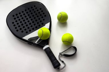 Taşaklı siyah padel raketi. Yüksek kalite fotoğraf