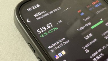 Kyiv, Ukrayna - 20 Mart 2025: Microsoft MSFT borsası. Finansal grafikler, yatırım, dijital bankacılık konsepti fotoğrafı. Elinde borsa uygulaması olan akıllı bir telefon. Yüksek kalite fotoğraf