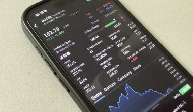 Cep telefonu ekran şirketindeki Tesla logosu hisse senedi borsasında yükseliş veya düşüş - Kyiv, Ukrayna - 20 Mart 2025 Yüksek kalite fotoğraf