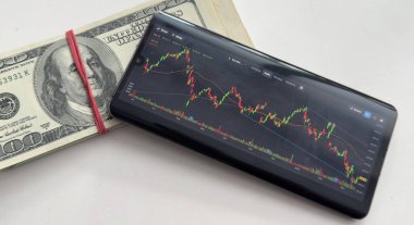 Cep telefonunun mavi ahşap arka planında Japon mumları olan bir grafik. Yüksek kalite fotoğraf