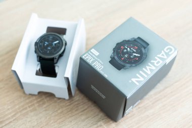 Kyiv, Ukrayna - 29 Eylül. 2023: fotoğraf Garmin Fenix spor saati. Açık hava ve kapalı mekan sporları için fitness eğitimi veren akıllı çoklu spor GPS saati. Yüksek kalite fotoğraf