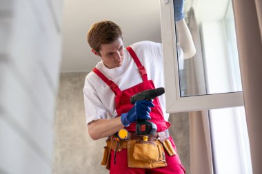 İçeriye plastik pencere kuran işçiler, yakın çekim görüntüsü.