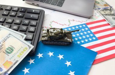 Birleşik Devletler ve Avrupa Birliği bayrakları, dolar ve çizelgeler. Yüksek kalite fotoğraf