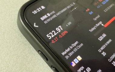 Kyiv, Ukrayna - 20 Mart 2025: Apple borsa uygulamasında yükselen yeşil hisse fiyatlarını gösteriyor. Arka planda, yüksek kaliteli fotoğraf