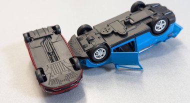 Beyaz arka planda iki oyuncak araba kazası, kaza, trafik kazası. Üst Manzara. Yüksek kalite fotoğraf