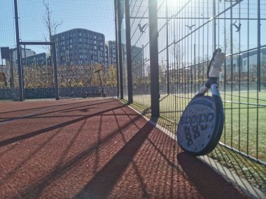 Ukrayna Kyiv, 11 Nisan 2024: Padel raketi adidas ve padel topu yeşil sahada. Yüksek kalite fotoğraf