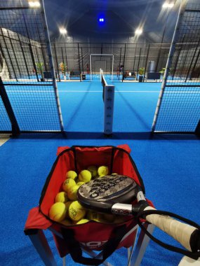 Ukrayna Kyiv, 11 Nisan 2024: Padel raketi adidas ve padel topu yeşil sahada. Yüksek kalite fotoğraf