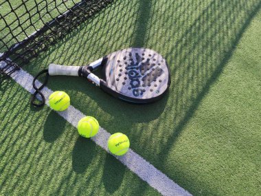 Ukrayna Kyiv, 11 Nisan 2024. Raket tenis raketi adidas ve top. Yüksek kalite fotoğraf