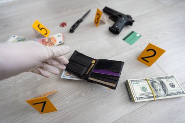 Olay yeri inceleme, atılan şırıngayı alıp plastik torbaya koymak. Yüksek kalite fotoğraf