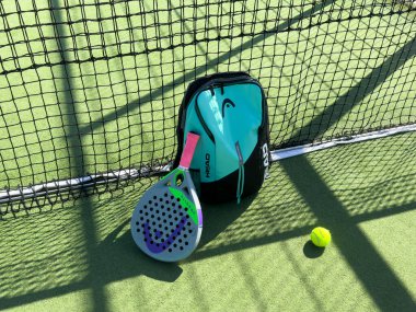 Kyiv, Ukrayna, 9 Temmuz 2024 Padel kafa ve sırt çantası için raket. Yüksek kalite fotoğraf