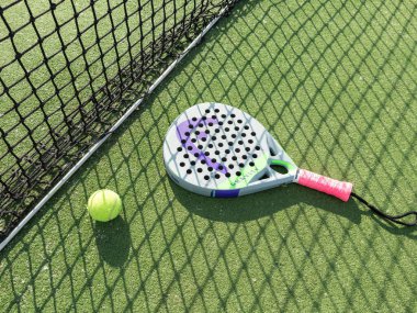 Kyiv, Ukrayna, 26 Mayıs 2024. Tenis raketi kafa ve top. Yüksek kalite fotoğraf