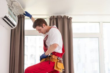 teknisyen servis kontrol ve klima kapalı tamir.