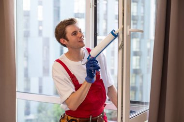 İçeriye plastik pencere kuran işçiler, yakın çekim görüntüsü.