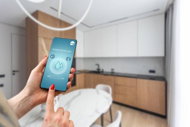 Akıllı uygulamalı cep telefonu akıllı ev otomasyonu uzaktan kumanda teknolojisi konsepti. Yüksek kalite fotoğraf