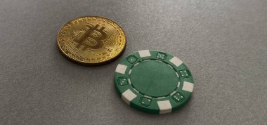 Siyah arka planda yeşil poker masasında poker fişleri olan Bitcoin altın sikkesi. Blockchain Kumarhanesi. Çevrimiçi kumar. - Evet. Yüksek kalite fotoğraf
