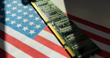 Çip Savaş Konsepti için bilgisayar çipleri üzerine ABD bayrağı. USA Global çip üreticileri. Amerika 'nın en büyük çip üreticisi ve tedarik zinciri konseptiyle anakart üzerinde mikroçip. Yüksek kalite fotoğraf